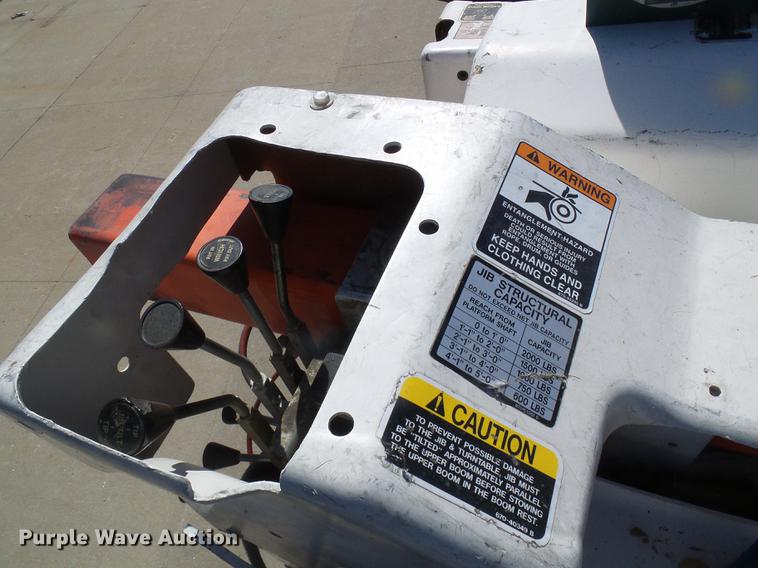 image for item DF7210 2005 International 7400 bucket truck