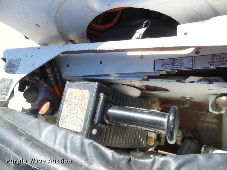 image for item DF7210 2005 International 7400 bucket truck