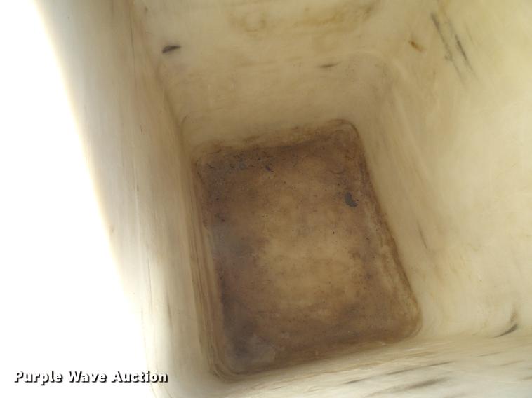 image for item DF7210 2005 International 7400 bucket truck