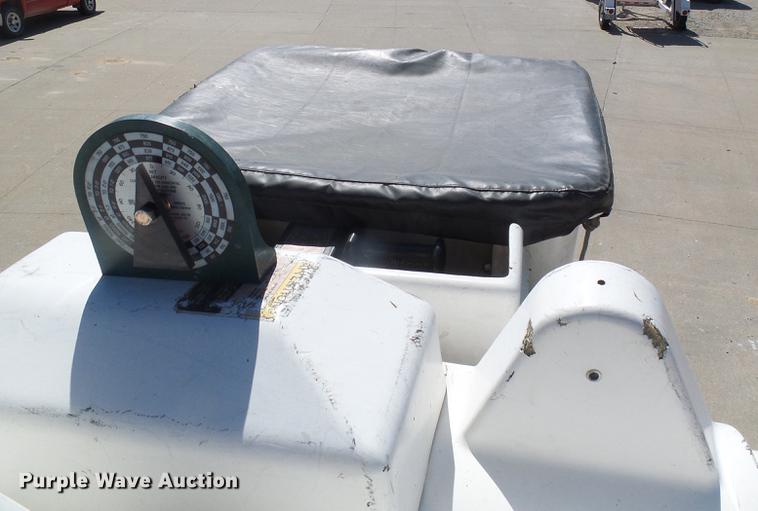 image for item DF7210 2005 International 7400 bucket truck