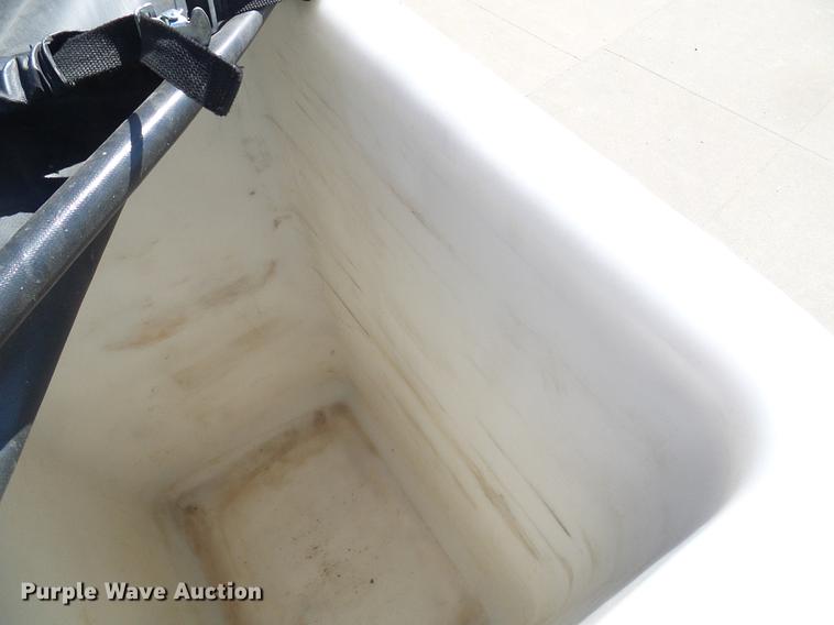 image for item DF7210 2005 International 7400 bucket truck