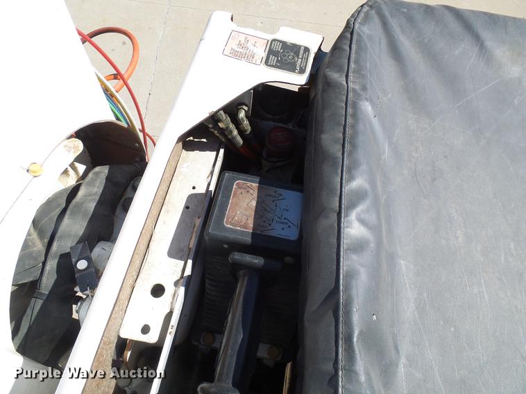 image for item DF7210 2005 International 7400 bucket truck