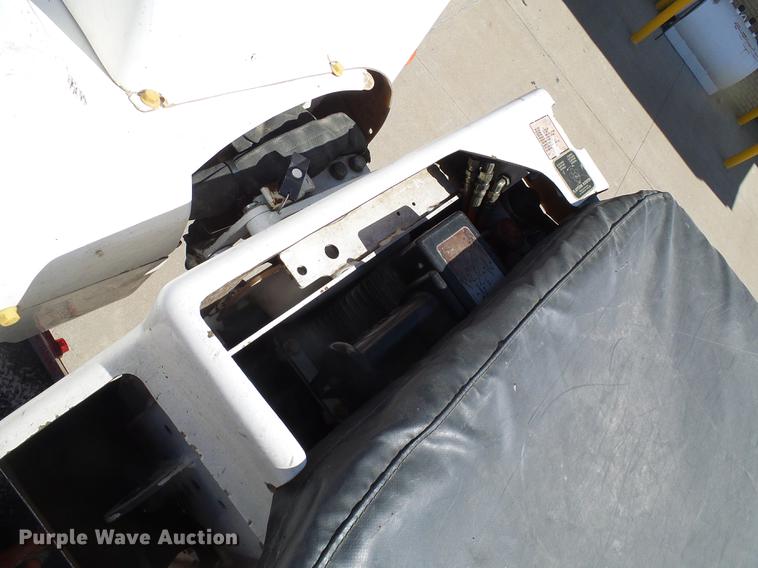 image for item DF7210 2005 International 7400 bucket truck