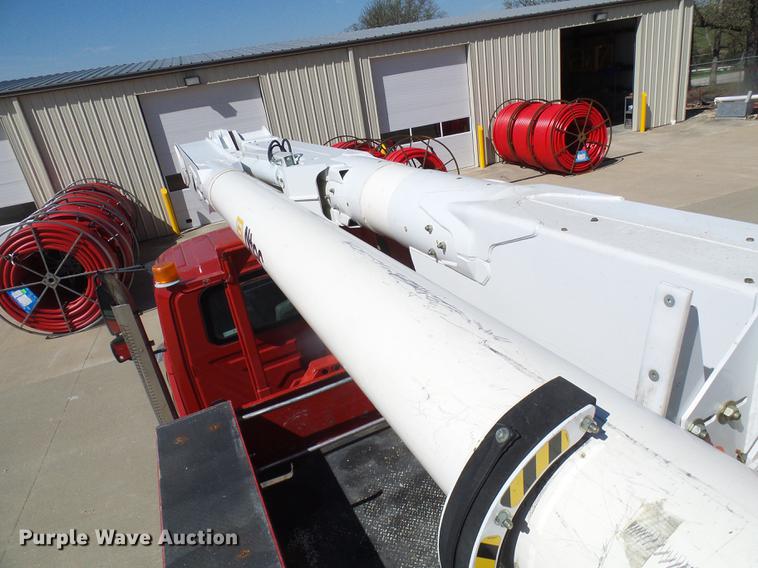 image for item DF7210 2005 International 7400 bucket truck