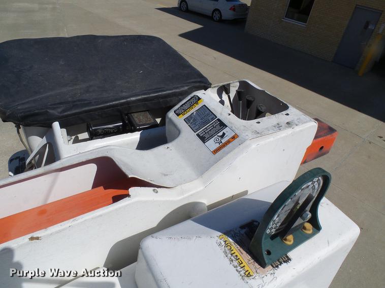 image for item DF7210 2005 International 7400 bucket truck