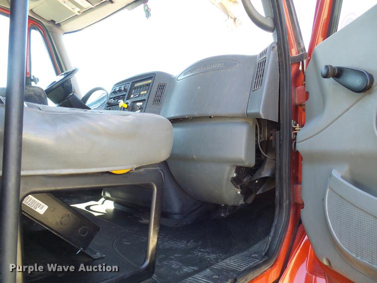 image for item DF7210 2005 International 7400 bucket truck