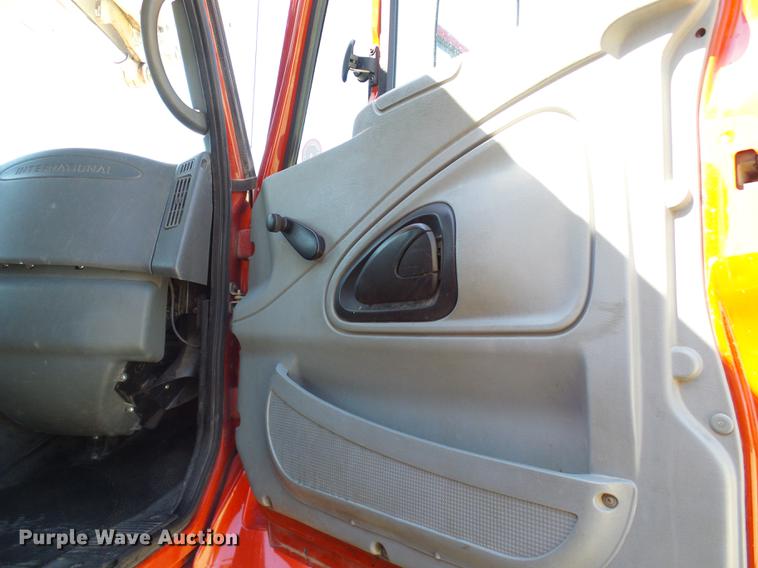 image for item DF7210 2005 International 7400 bucket truck