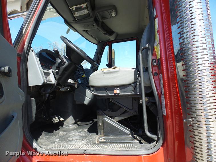 image for item DF7210 2005 International 7400 bucket truck