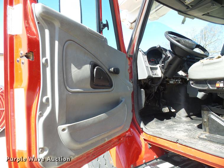 image for item DF7210 2005 International 7400 bucket truck