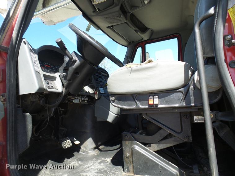 image for item DF7210 2005 International 7400 bucket truck