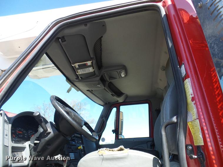 image for item DF7210 2005 International 7400 bucket truck