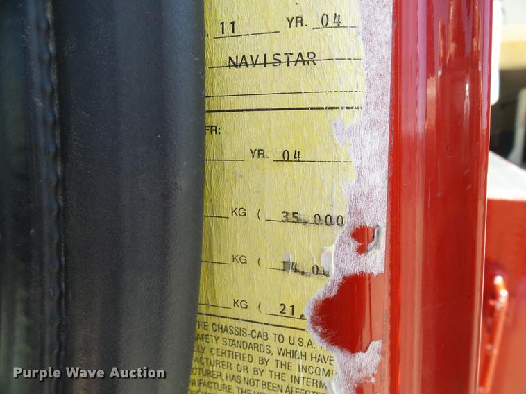 image for item DF7210 2005 International 7400 bucket truck