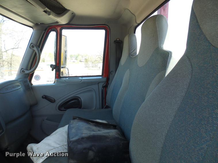 image for item DF7210 2005 International 7400 bucket truck