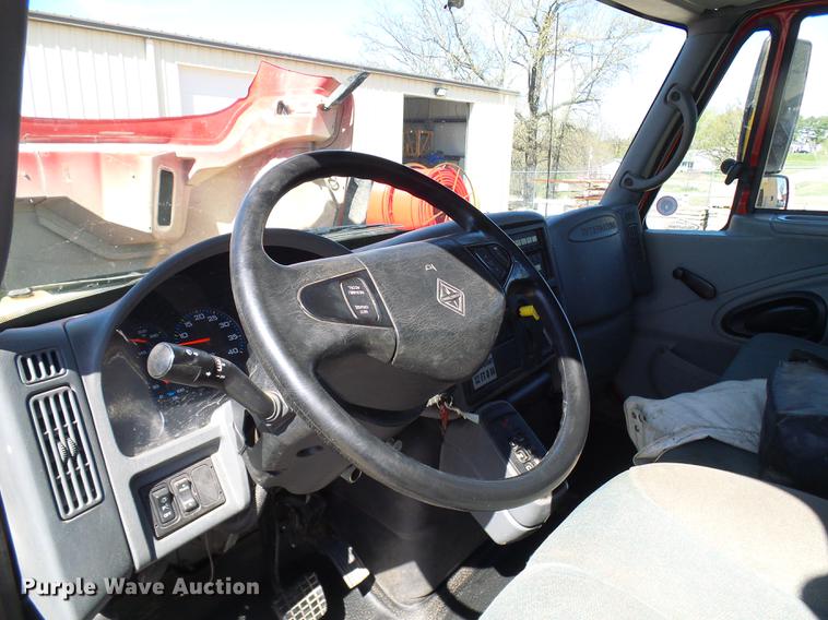 image for item DF7210 2005 International 7400 bucket truck