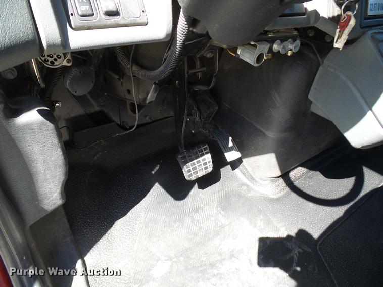 image for item DF7210 2005 International 7400 bucket truck