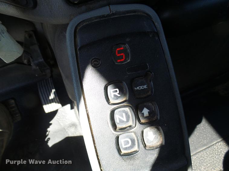 image for item DF7210 2005 International 7400 bucket truck