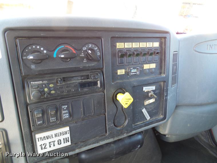 image for item DF7210 2005 International 7400 bucket truck