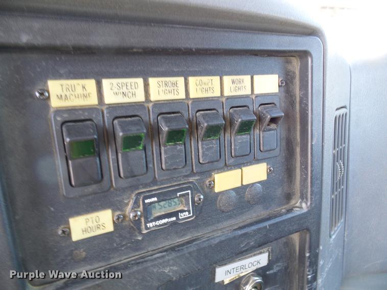 image for item DF7210 2005 International 7400 bucket truck