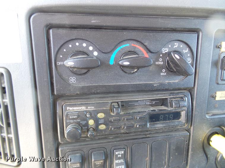 image for item DF7210 2005 International 7400 bucket truck