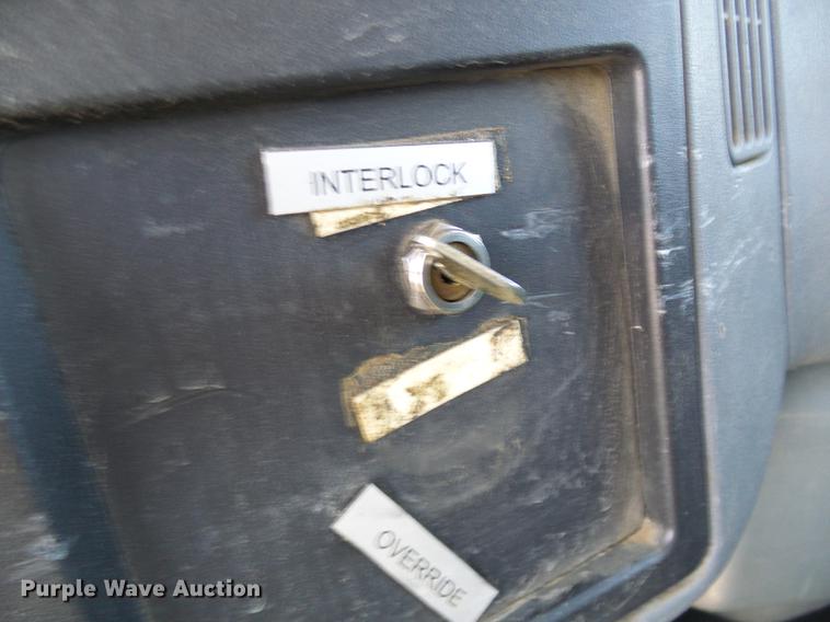 image for item DF7210 2005 International 7400 bucket truck