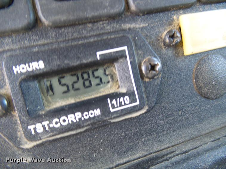 image for item DF7210 2005 International 7400 bucket truck