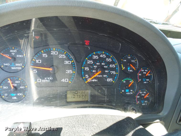 image for item DF7210 2005 International 7400 bucket truck