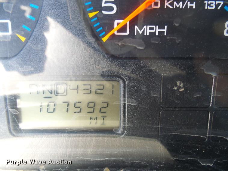 image for item DF7210 2005 International 7400 bucket truck