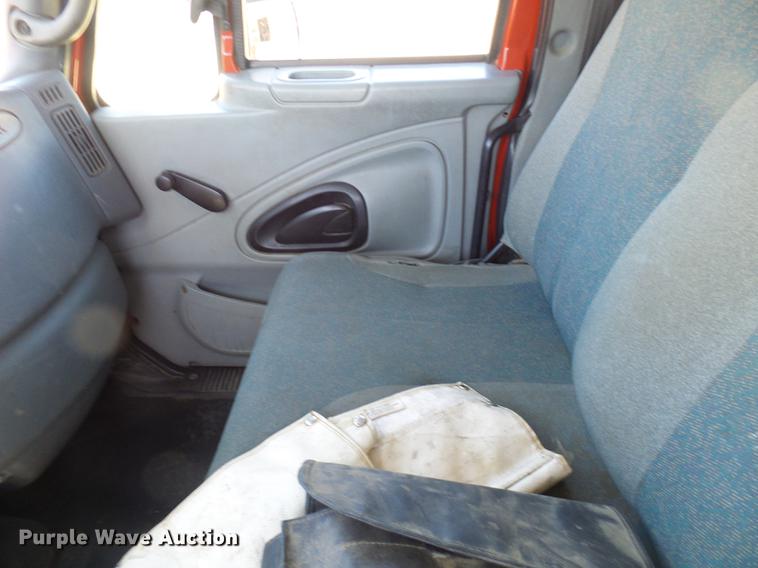 image for item DF7210 2005 International 7400 bucket truck