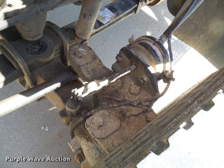 image for item DF7210 2005 International 7400 bucket truck