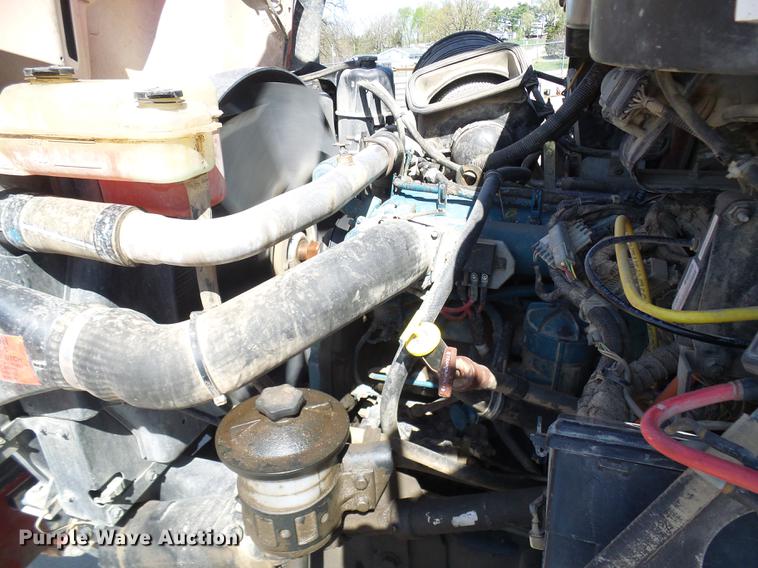 image for item DF7210 2005 International 7400 bucket truck