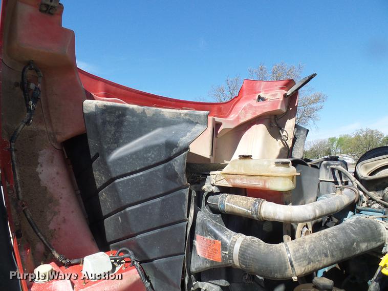 image for item DF7210 2005 International 7400 bucket truck