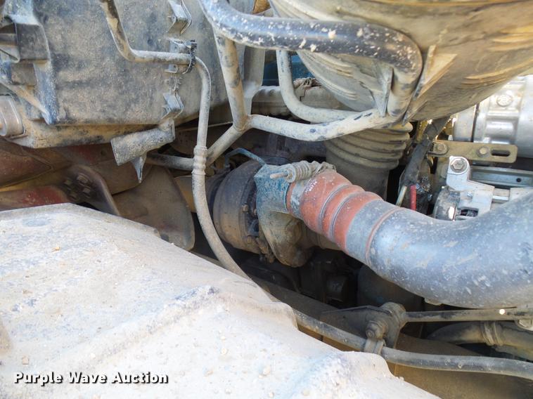 image for item DF7210 2005 International 7400 bucket truck