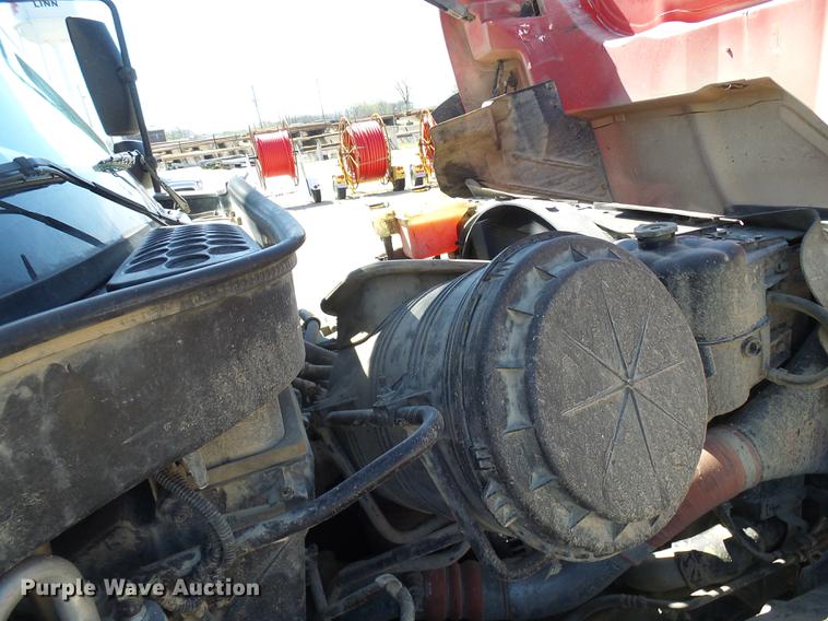 image for item DF7210 2005 International 7400 bucket truck