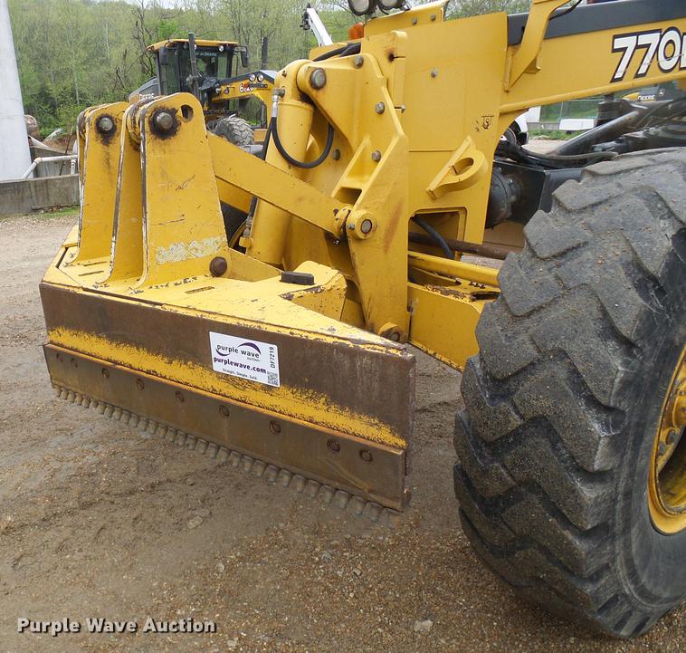 image for item DF7219 2007 John Deere 770D motor grader