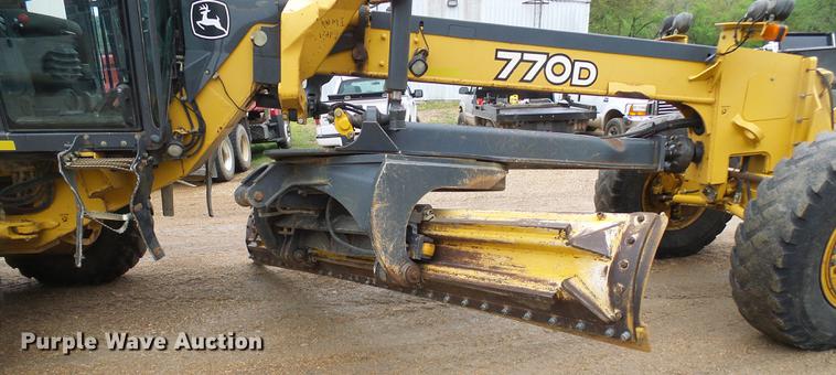 image for item DF7219 2007 John Deere 770D motor grader