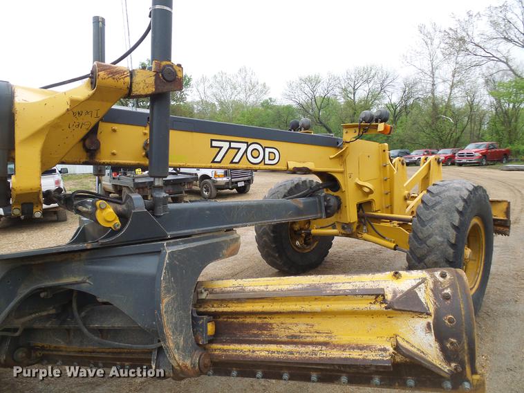 image for item DF7219 2007 John Deere 770D motor grader