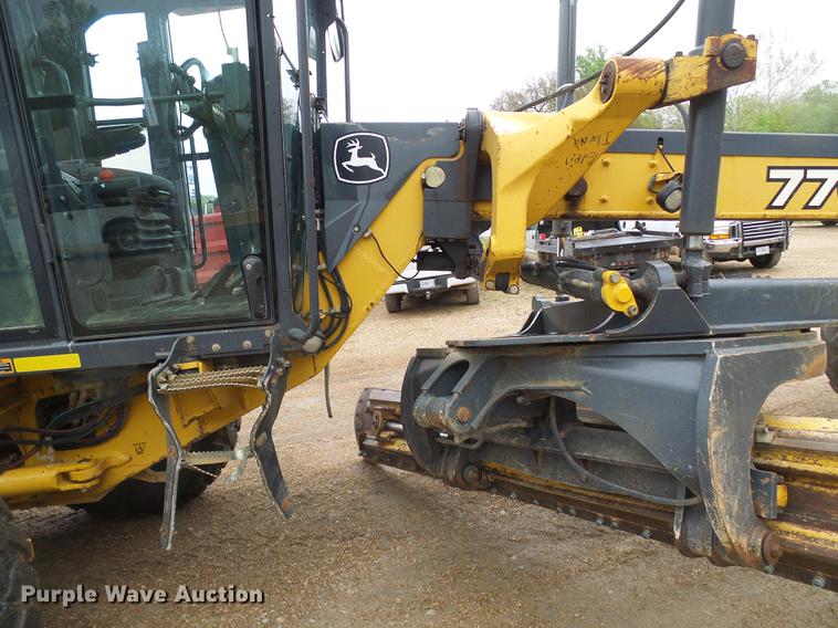 image for item DF7219 2007 John Deere 770D motor grader