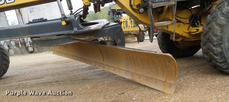 image for item DF7219 2007 John Deere 770D motor grader