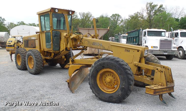 image for item DF7237 John Deere 670A motor grader