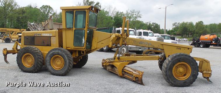 image for item DF7237 John Deere 670A motor grader