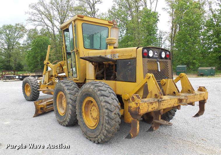 image for item DF7237 John Deere 670A motor grader