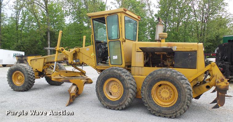 image for item DF7237 John Deere 670A motor grader