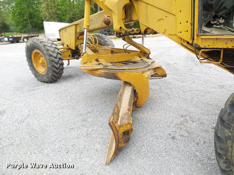 image for item DF7237 John Deere 670A motor grader