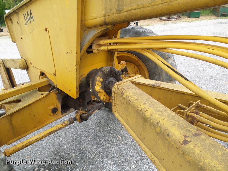 image for item DF7237 John Deere 670A motor grader