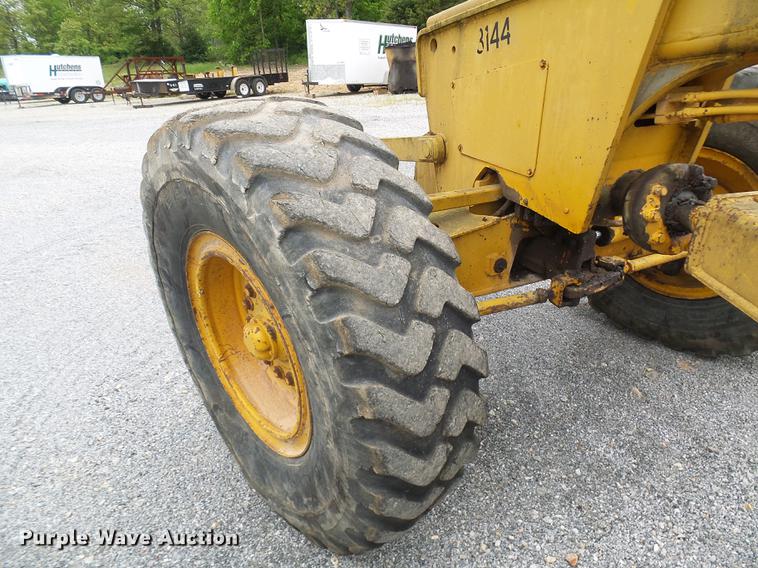 image for item DF7237 John Deere 670A motor grader