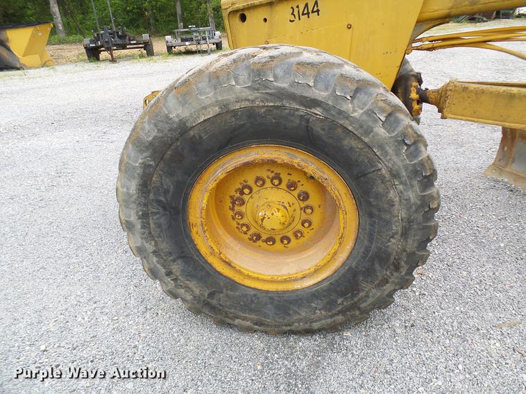 image for item DF7237 John Deere 670A motor grader