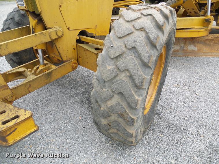 image for item DF7237 John Deere 670A motor grader