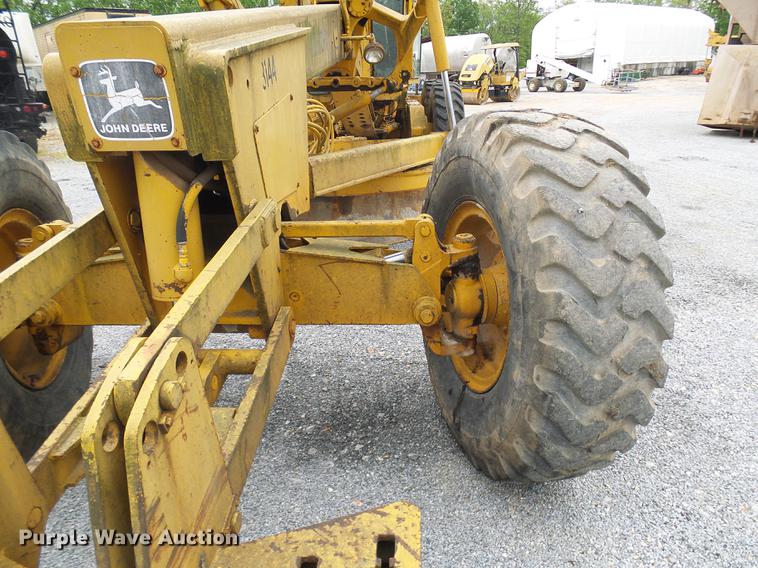 image for item DF7237 John Deere 670A motor grader