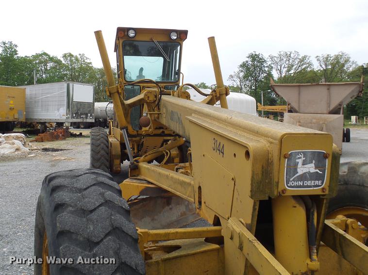 image for item DF7237 John Deere 670A motor grader