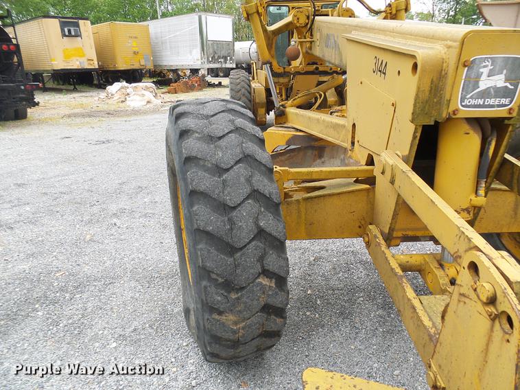 image for item DF7237 John Deere 670A motor grader